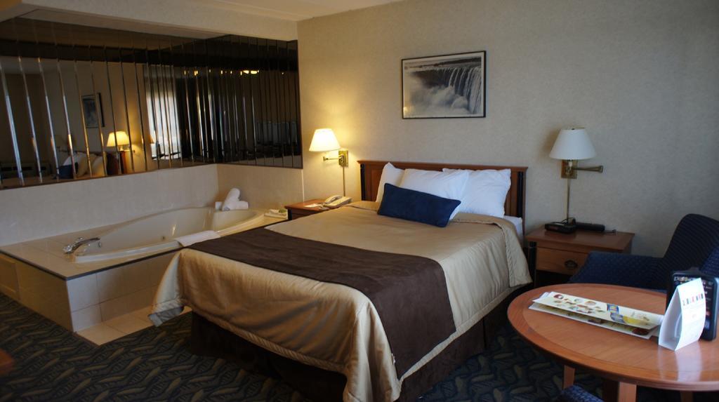 Travelodge By Wyndham Niagara Falls At The Falls Экстерьер фото